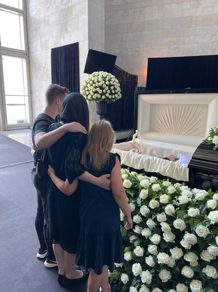 Семья простилась с Шатуновым в понедельник, вчера его прах захоронили на Троекуровском кладбище