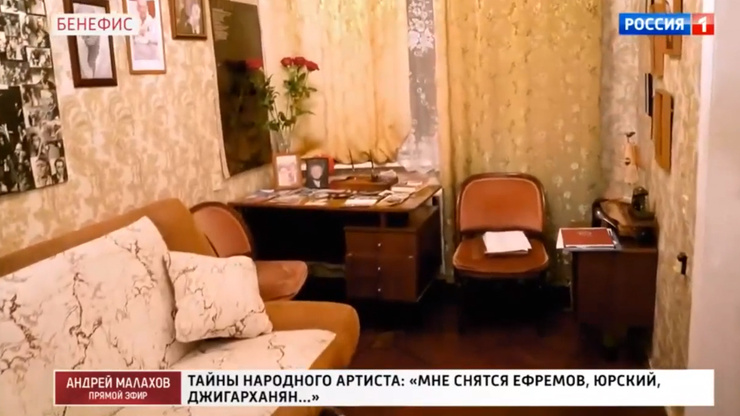 В кабинете много архивных снимков Татосова