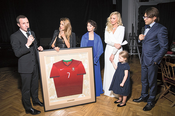 Майка Криштиану Роналду с автографом футболиста заинтересовала многих