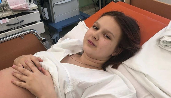 «Выспаться невозможно»: забеременевшая в 13 лет Даша Суднишникова о том, как справляется с дочкой