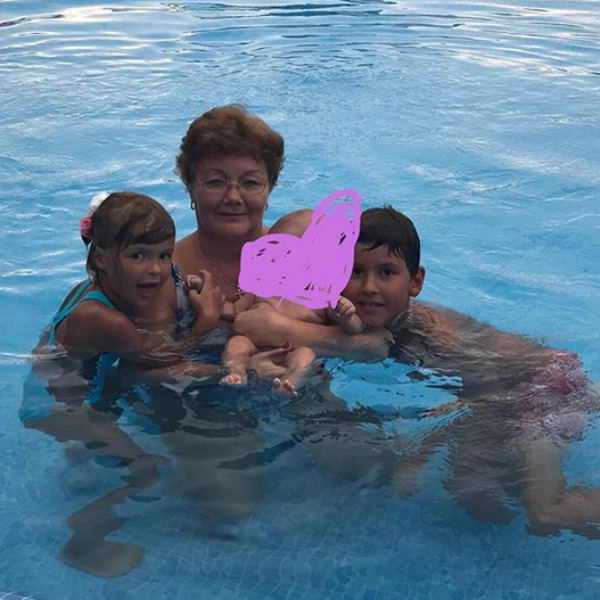 Бабушка очень любит проводить время с внуками