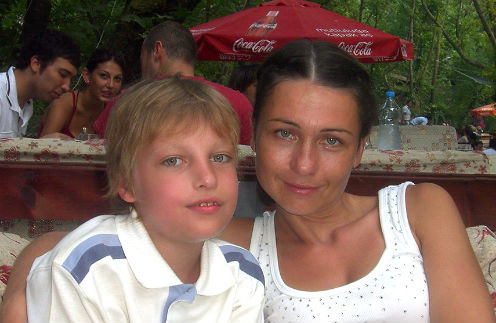 Ради сына Алеши Ирина была готова на все. Чтобы оплатить мальчику операцию в Швейцарии, она продала свой ресторан