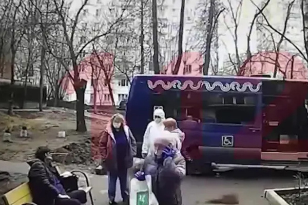 Елену Чуклову оставили на улице Елену Чуклову оставили на улице