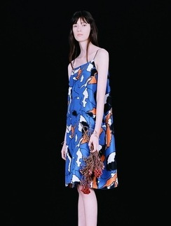 Модель в платье от Finery London Модель в платье от Finery London