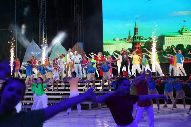 Артисты и дети выступили на сцене «Артек Арены»