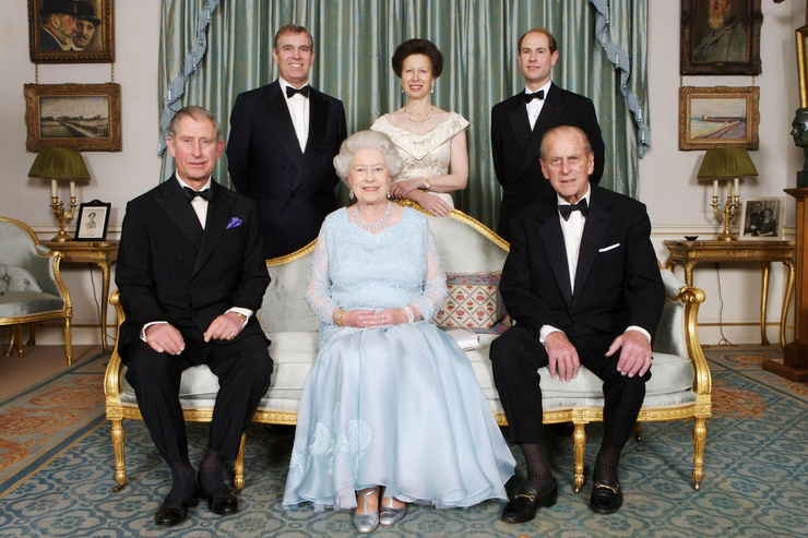 Елизавета II c супругом принцем Филиппом и их дети. Слева от королевы Чарльз, стоят Эндрю, Анна и Эдвард