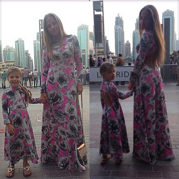 Мама и дочка подчеркнули свое родство одинаковыми нарядами