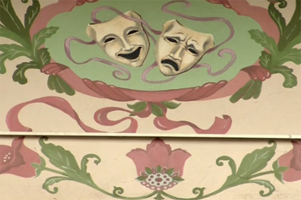 Дом украшают театральные маски