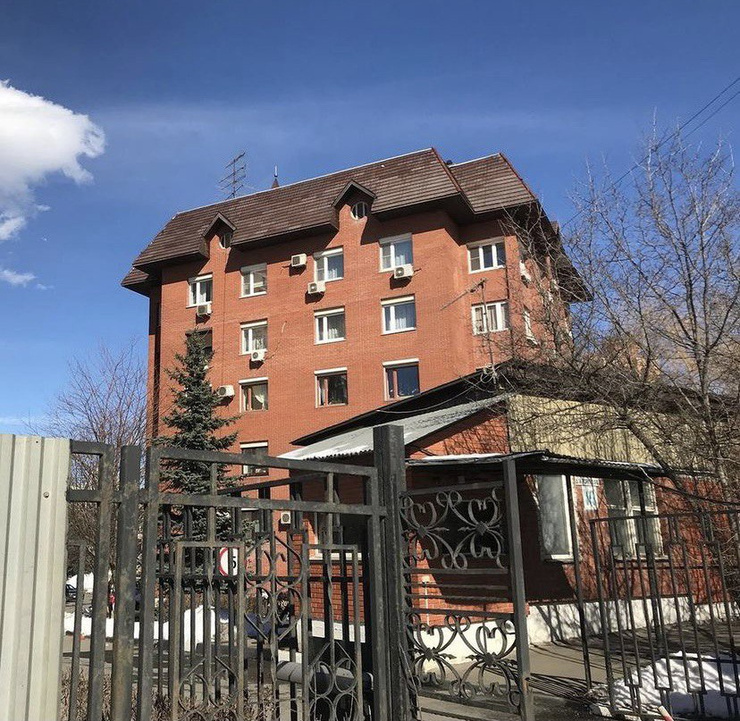В дом политика попасть не так просто, рядом стоит будка с круглосуточным постом охраны В дом политика попасть не так просто, рядом стоит будка с круглосуточным постом охраны
