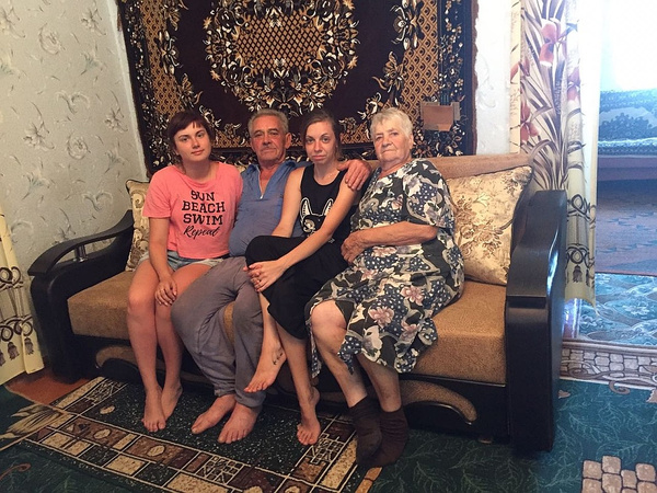 Родители Сергея Калинина с внучками