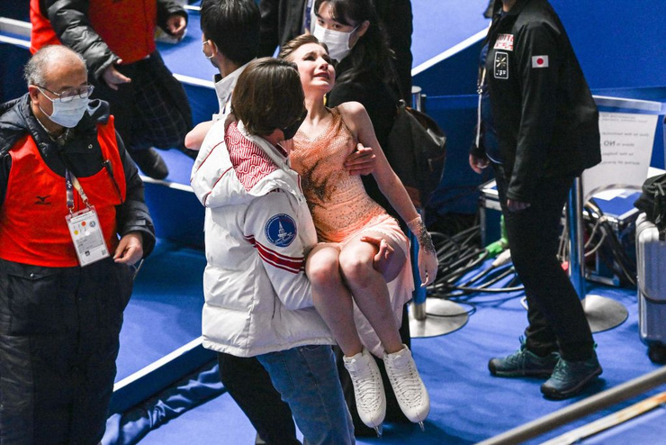 Драма на льду! Рыдающую фигуристку Дарью Усачеву унесли на руках с крупных соревнований