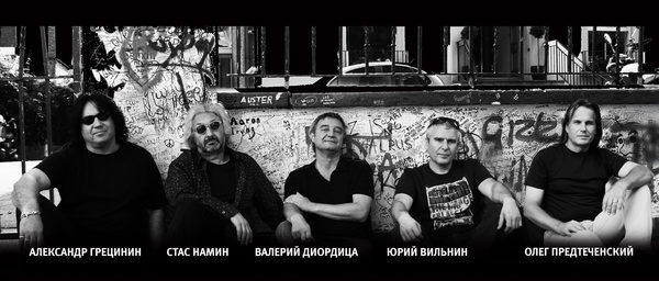 Группа Цветы у входа на студию Abbey Road. Лондон Группа Цветы у входа на студию Abbey Road. Лондон