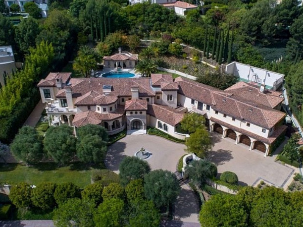 София Вергара и Джо Манганьелло купили дом за 26 миллионов. Фото