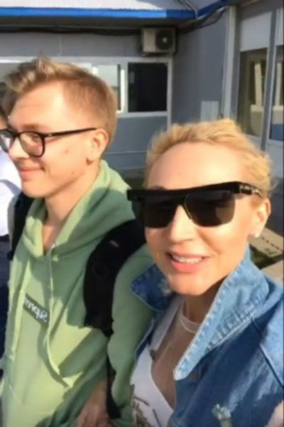 Кристина Орбакайте с сыном Дени перед вылетом в Баку