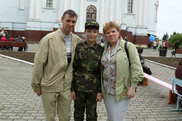 Учителя говорят, что после этой истории Даня стал хуже учиться. На фото с Папой и тетей СВетой