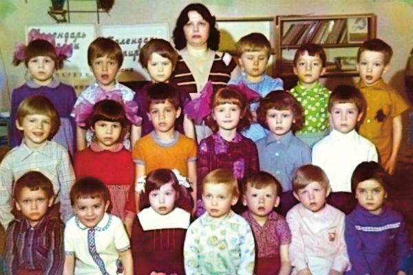Наследник знаменитой фамилии (третий во втором ряду) ходил в обычный детский сад. Как и многие дети, больше всего он не любил манную кашу Наследник знаменитой фамилии (третий во втором ряду) ходил в обычный детский сад. Как и многие дети, больше всего он не любил манную кашу