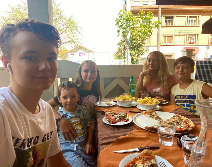 Сегодня Светлана с детьми проживает в Словении, куда переехала из России несколько лет назад