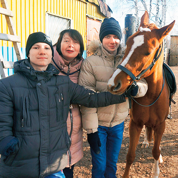 Два года назад подростка взяли в приемную семью. На фото – Луиза с Лешей и Денисом Два года назад подростка взяли в приемную семью. На фото – Луиза с Лешей и Денисом