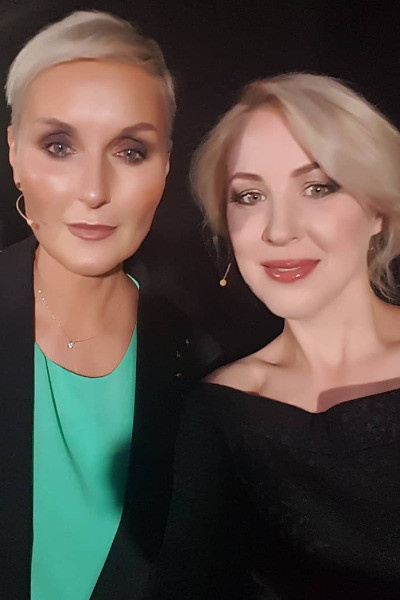 Ольга (слева) не воспринимает брак мамы всерьез Ольга (слева) не воспринимает брак мамы всерьез