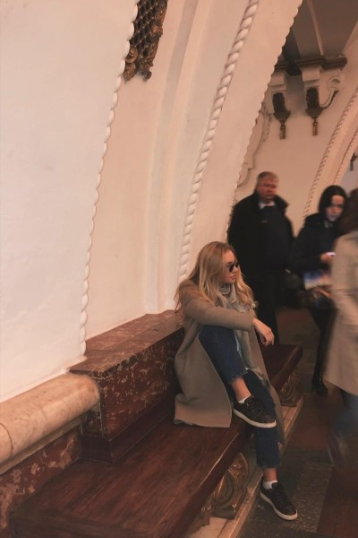 Лиза Пескова ездит на метро