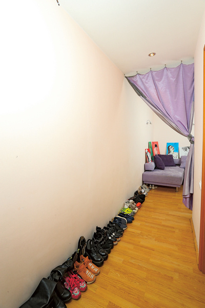 Коллекция обуви Ян Гэ насчитывает 70 пар и занимает весь коридор