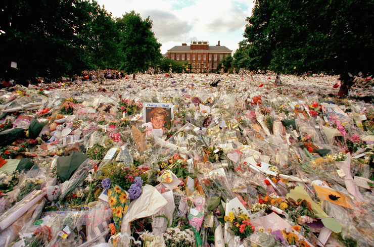 Сравните масштабы выражения соболезнования - так выглядел Кенсингтон в первых числах сентября 1997 года