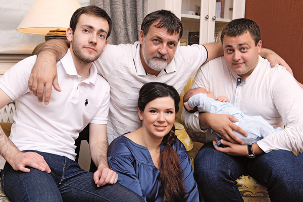 Александр с женой Аленой и сыновьями – Альбертом, Евгением и Владимиром, 2012 год