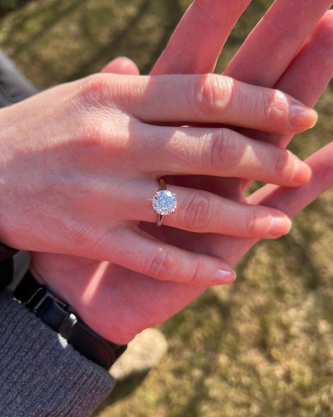 Жених Катиной подарил ей кольцо с бриллиантом